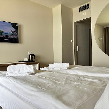 Hotel Aquila D'Oro Desenzano Desenzano del Garda Bagian luar foto