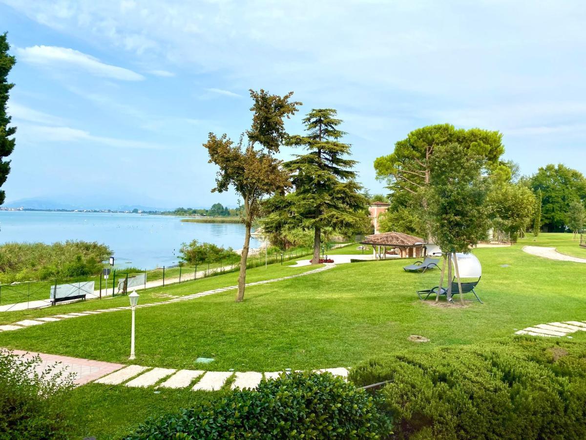 Hotel Aquila D'Oro Desenzano Desenzano del Garda Bagian luar foto