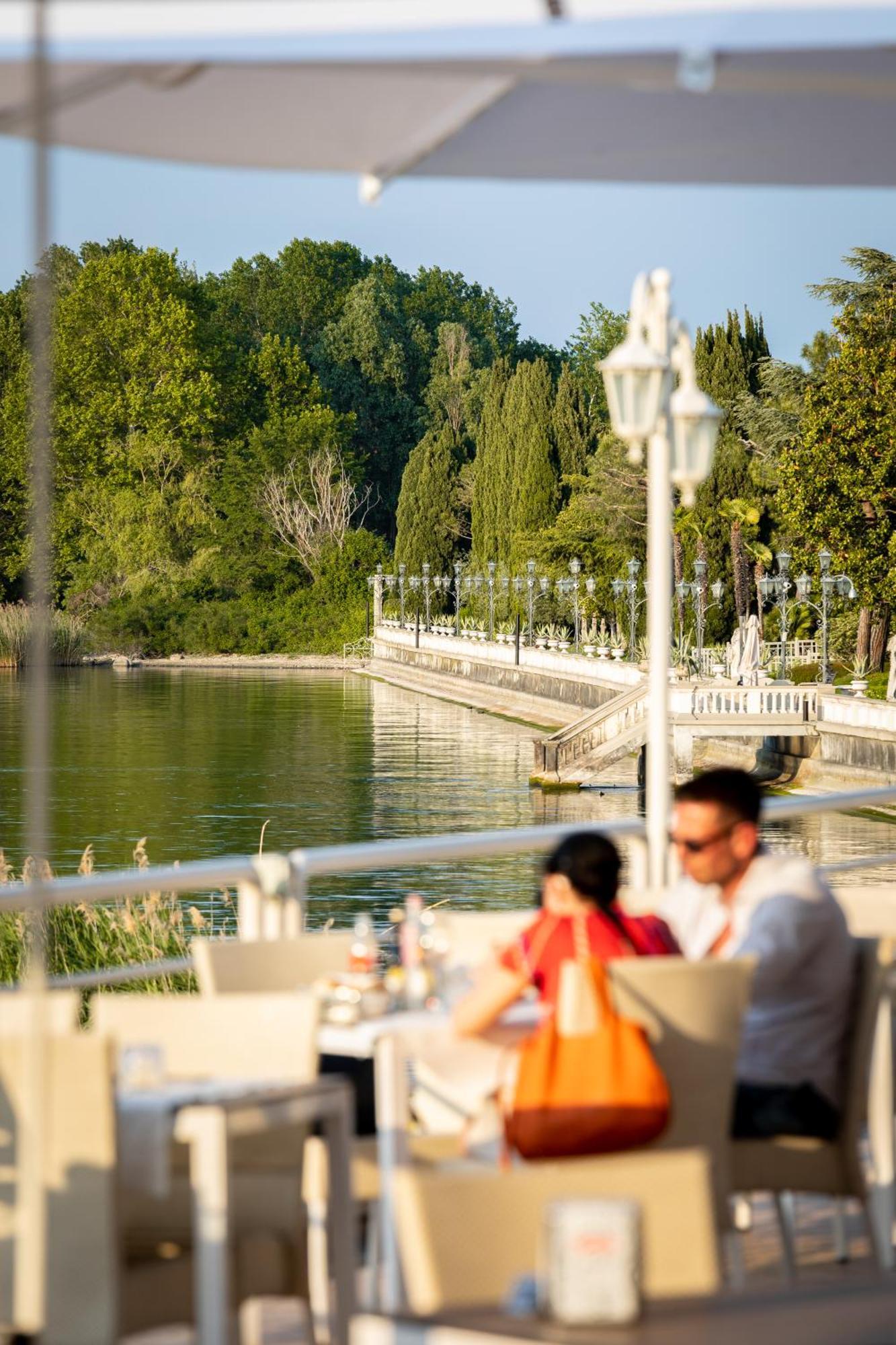 Hotel Aquila D'Oro Desenzano Desenzano del Garda Bagian luar foto