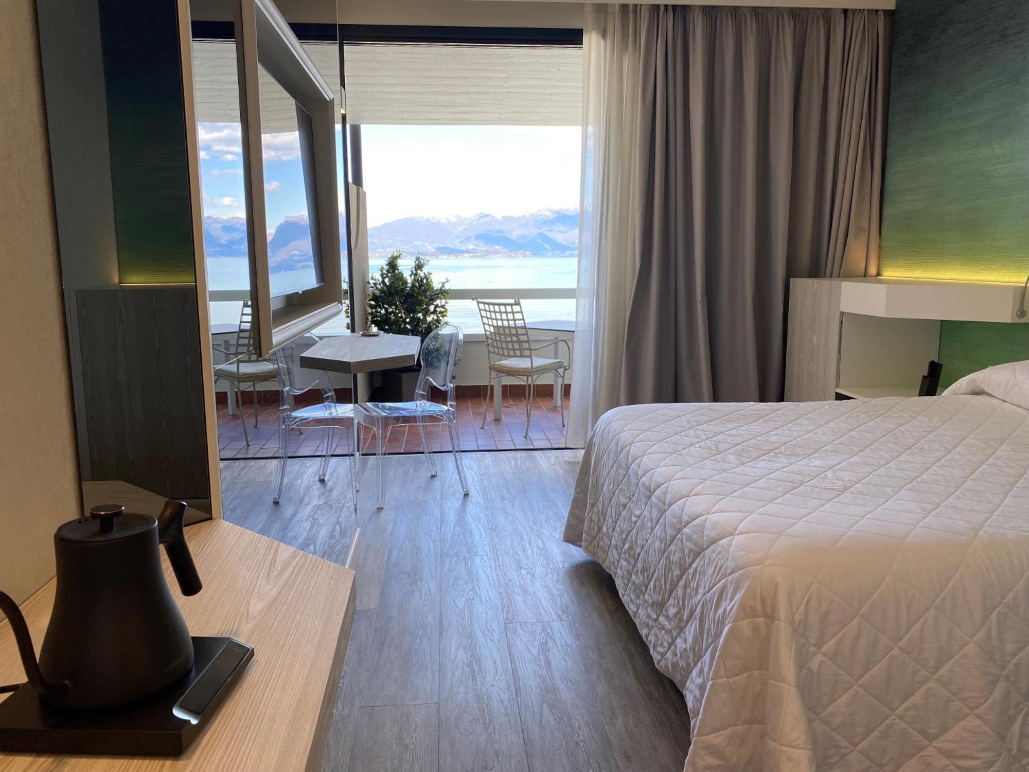 Hotel Aquila D'Oro Desenzano Desenzano del Garda Bagian luar foto