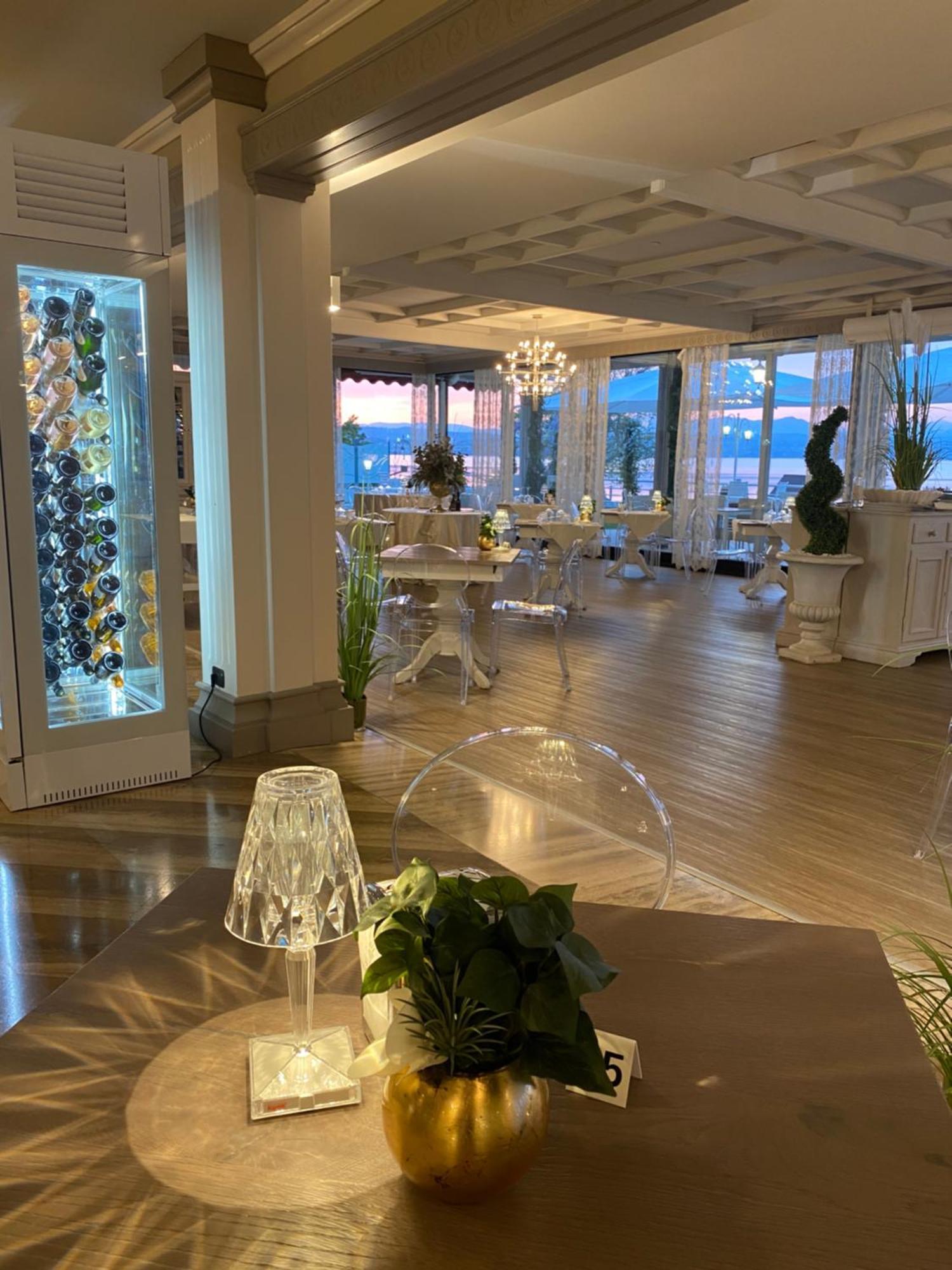 Hotel Aquila D'Oro Desenzano Desenzano del Garda Bagian luar foto