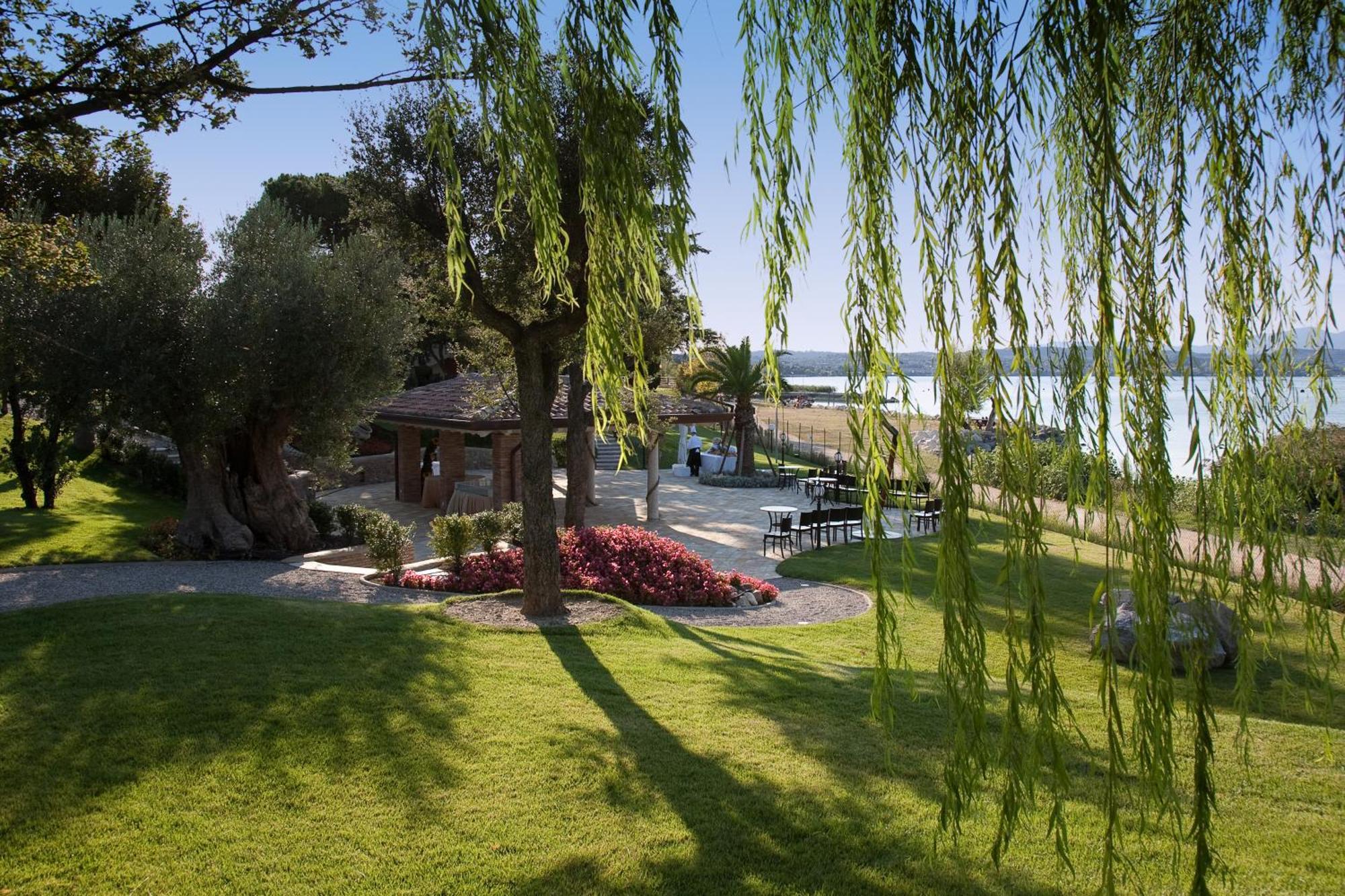 Hotel Aquila D'Oro Desenzano Desenzano del Garda Bagian luar foto