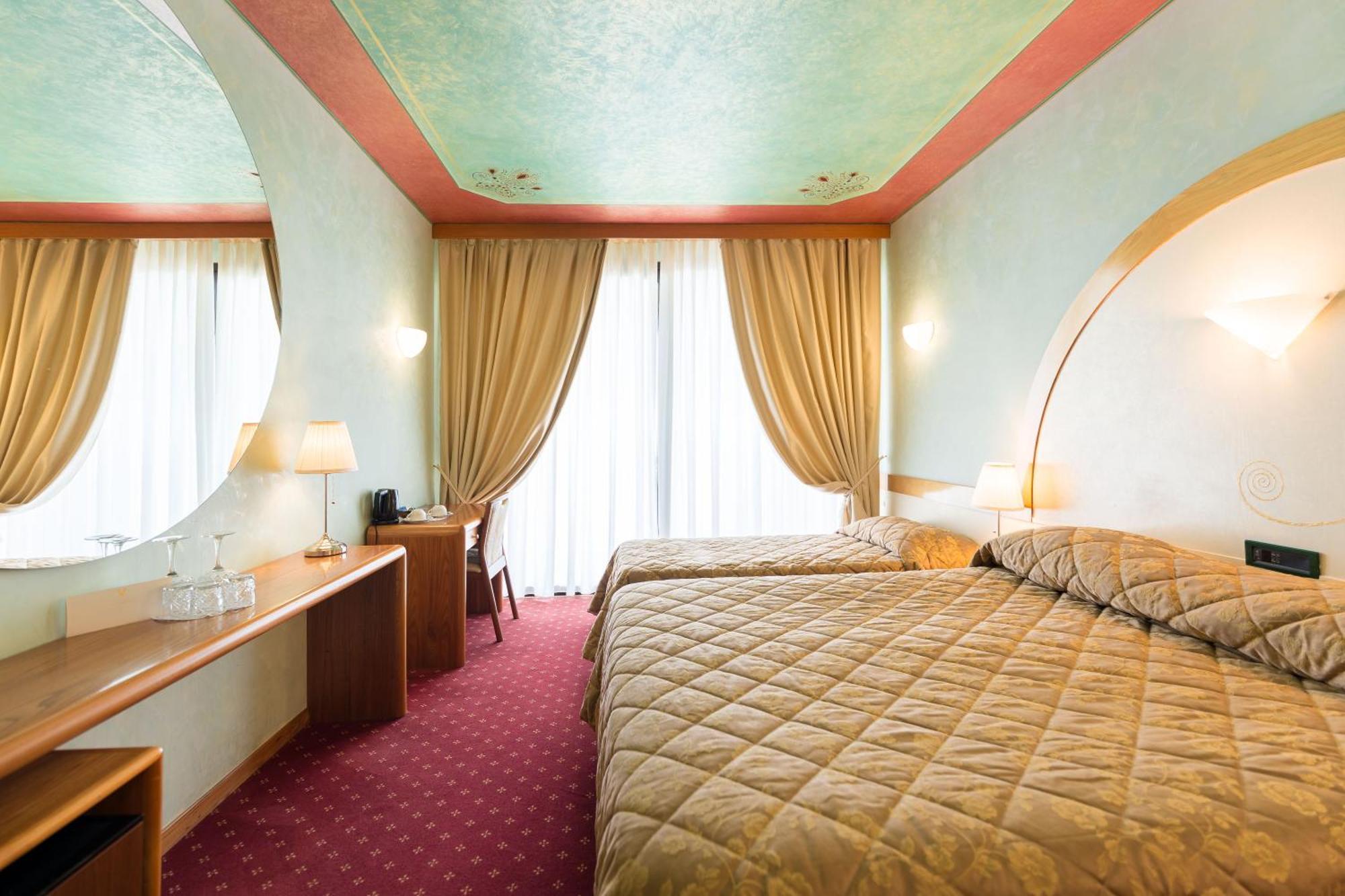 Hotel Aquila D'Oro Desenzano Desenzano del Garda Ruang foto