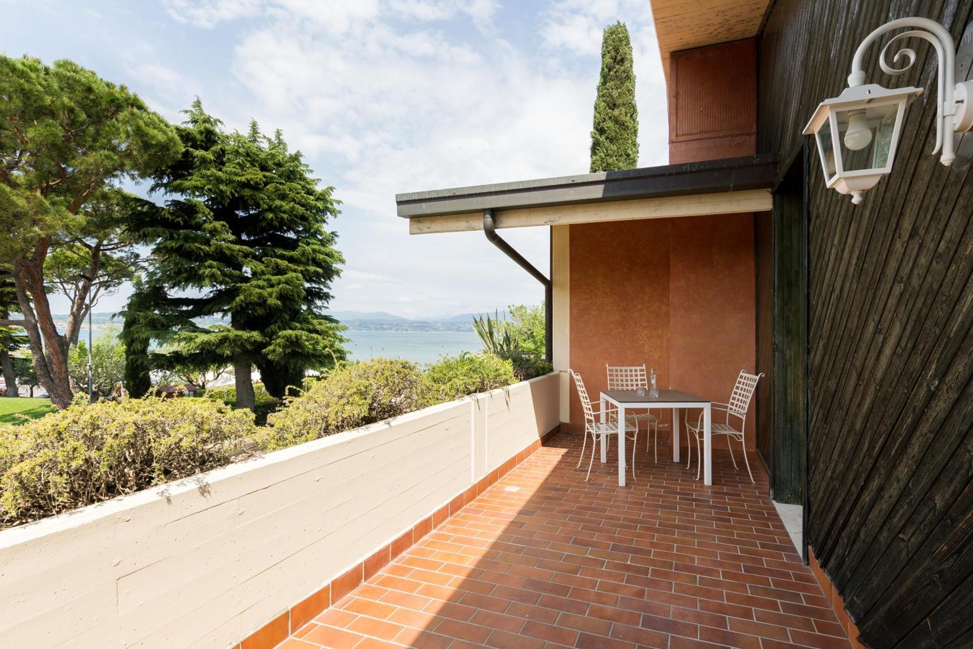 Hotel Aquila D'Oro Desenzano Desenzano del Garda Bagian luar foto