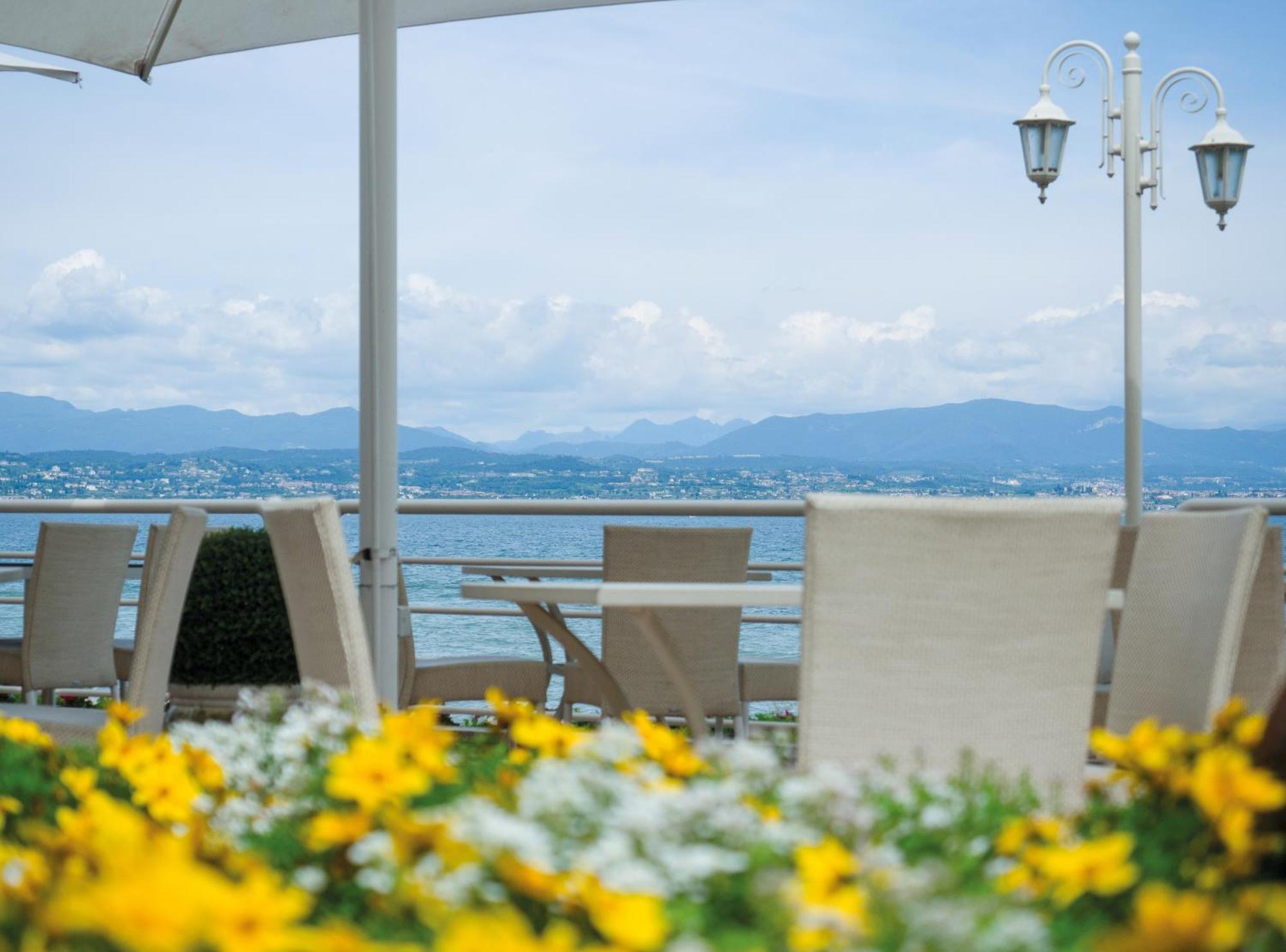 Hotel Aquila D'Oro Desenzano Desenzano del Garda Bagian luar foto