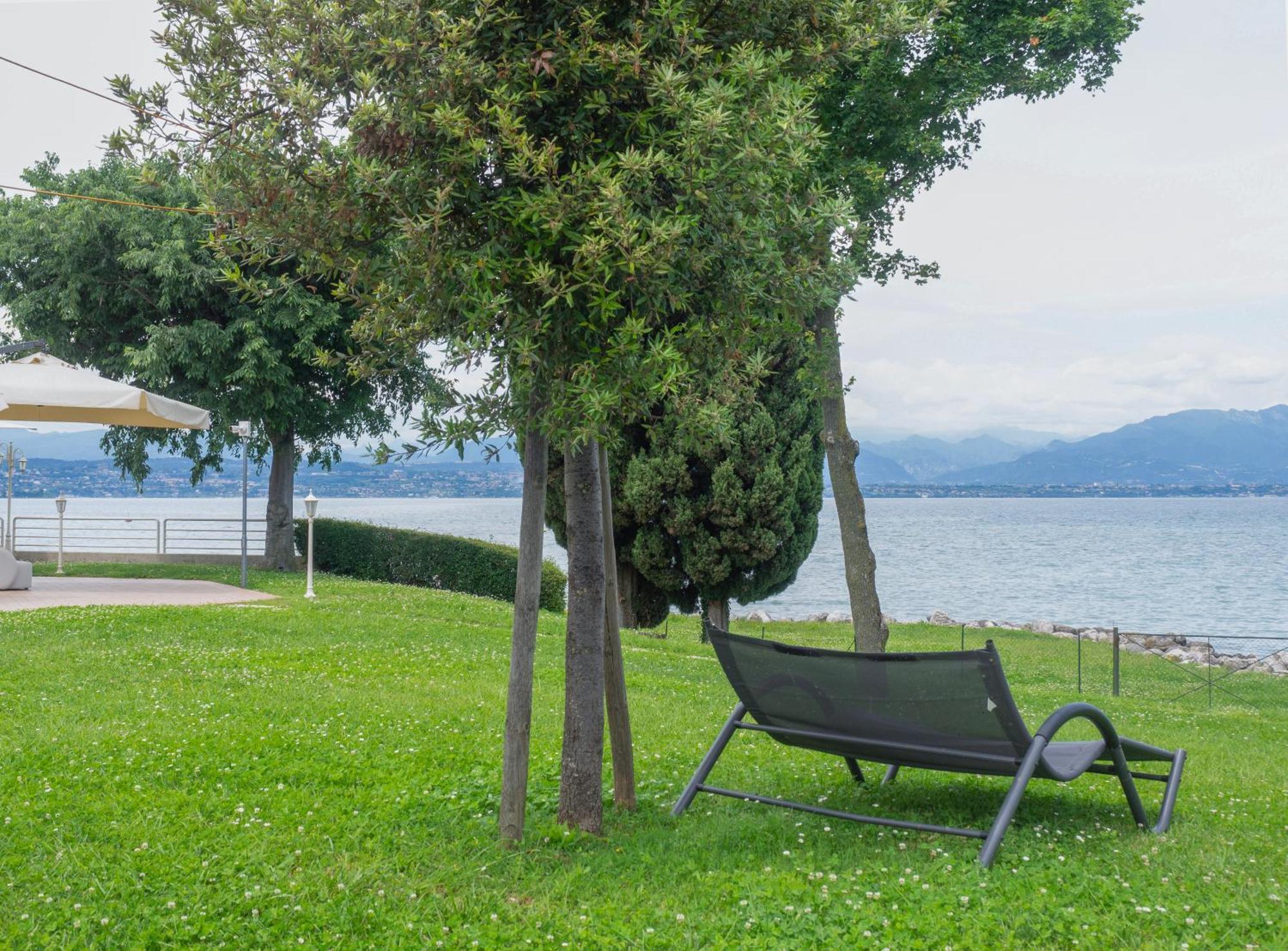 Hotel Aquila D'Oro Desenzano Desenzano del Garda Bagian luar foto