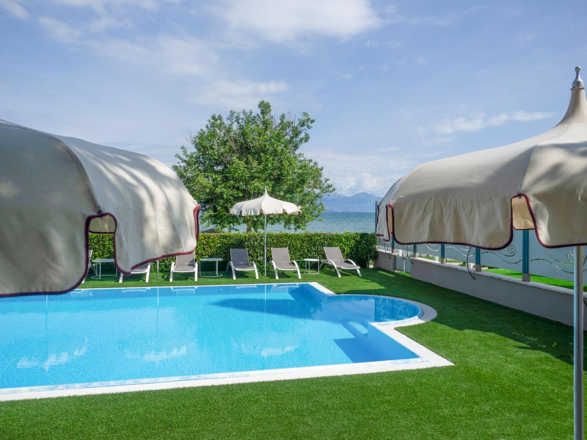 Hotel Aquila D'Oro Desenzano Desenzano del Garda Bagian luar foto