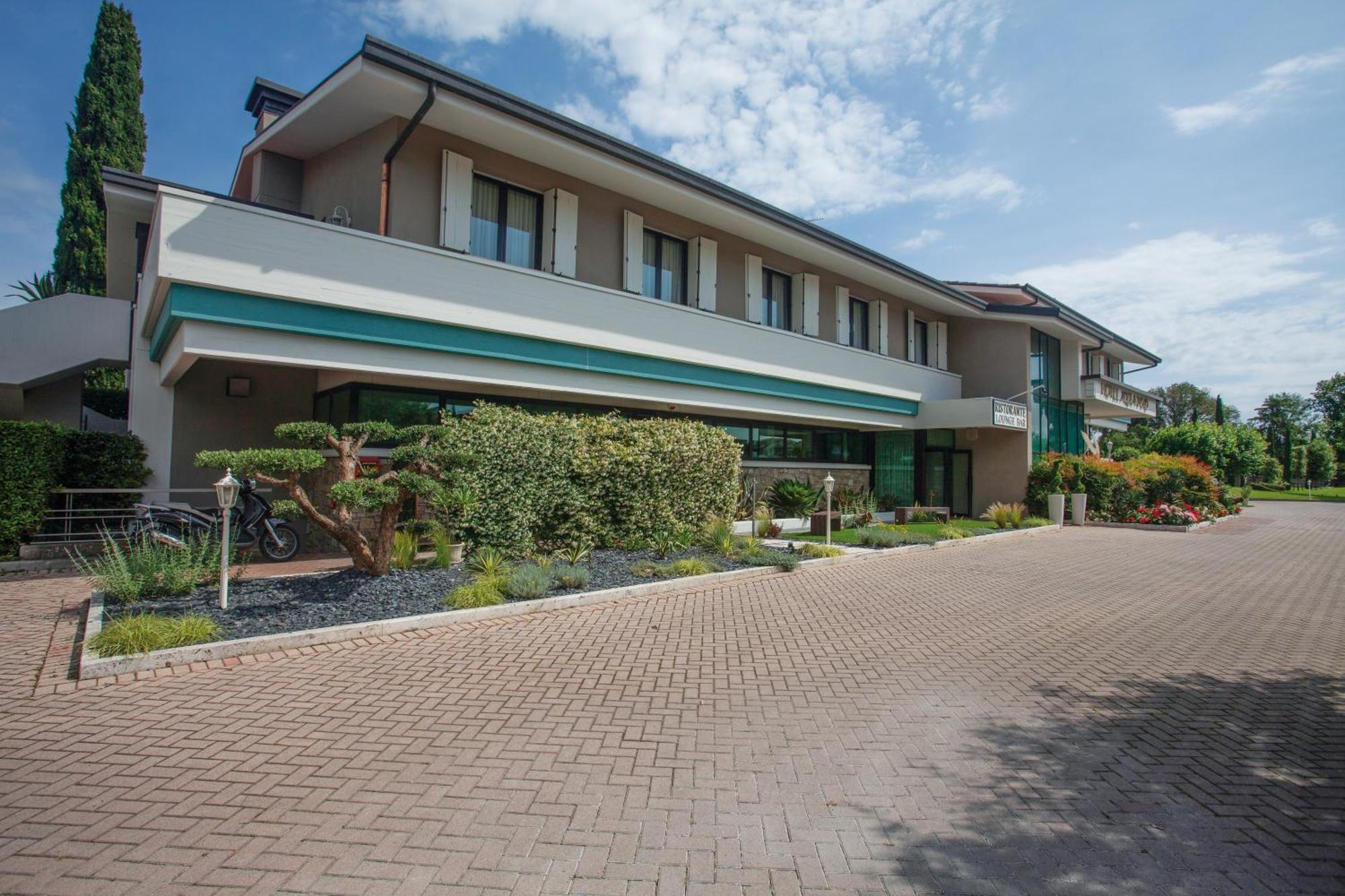 Hotel Aquila D'Oro Desenzano Desenzano del Garda Bagian luar foto