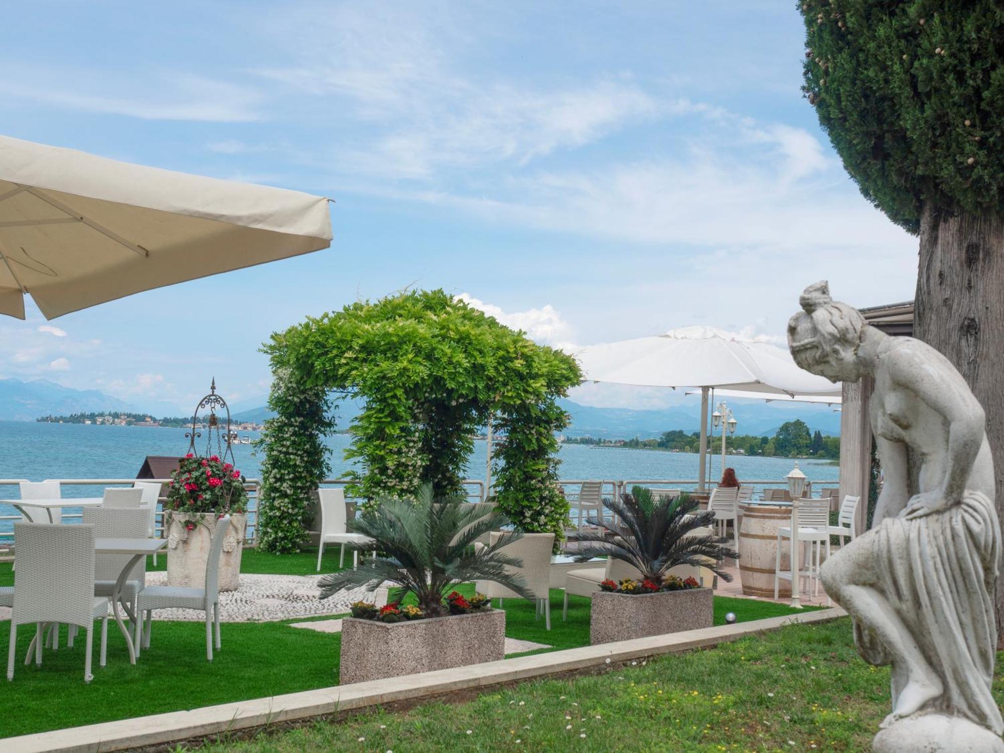 Hotel Aquila D'Oro Desenzano Desenzano del Garda Bagian luar foto