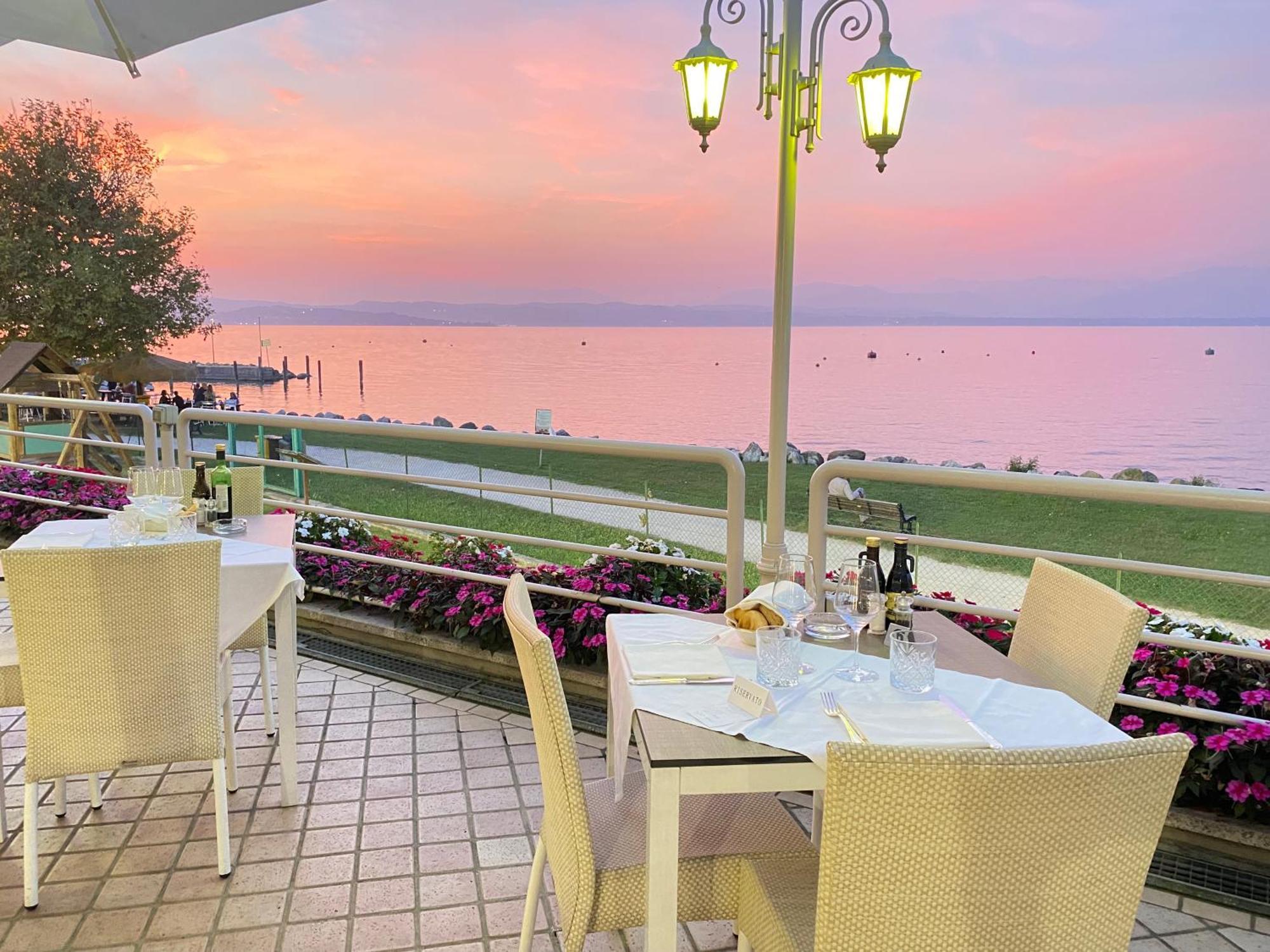 Hotel Aquila D'Oro Desenzano Desenzano del Garda Bagian luar foto