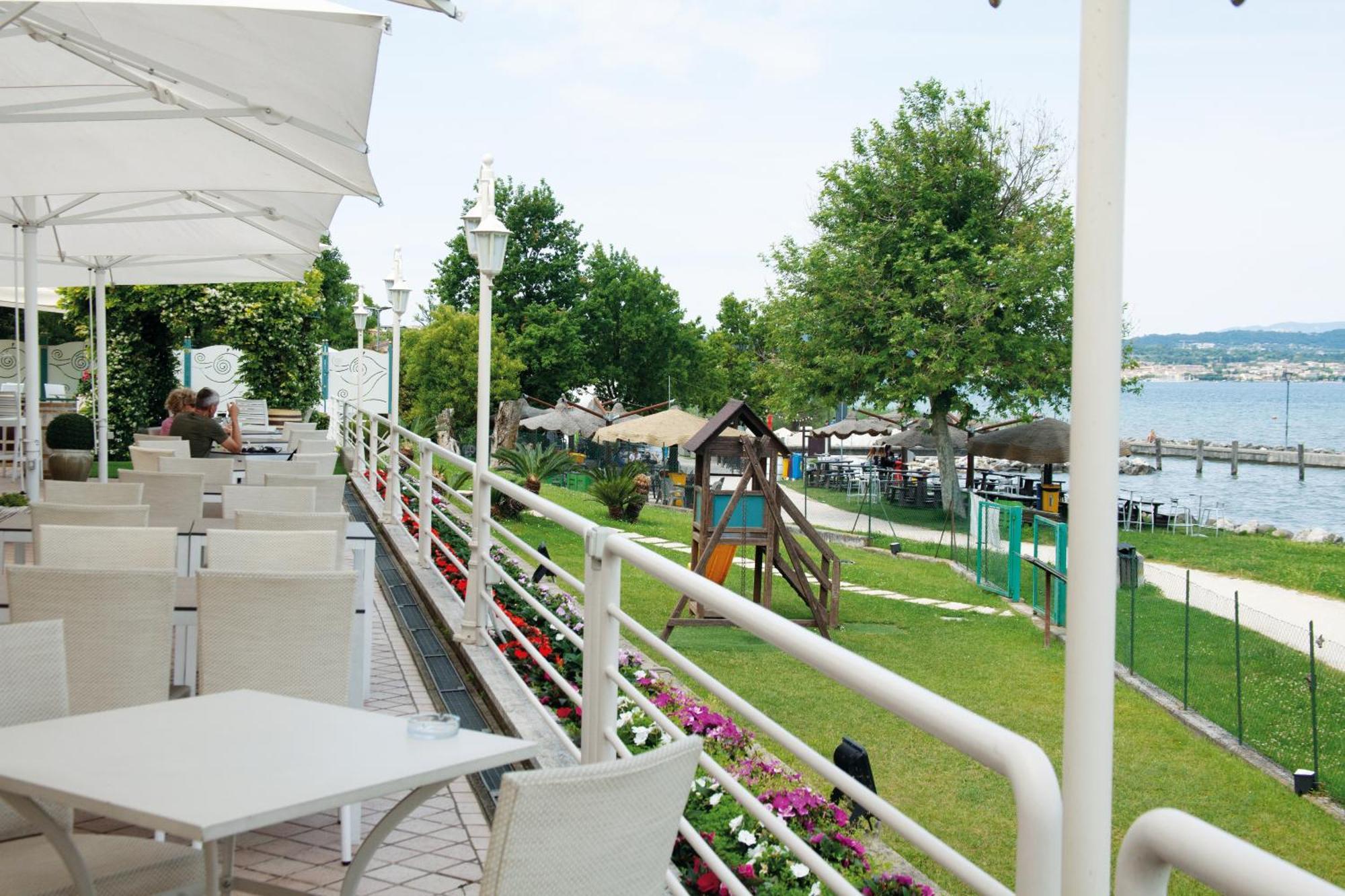 Hotel Aquila D'Oro Desenzano Desenzano del Garda Bagian luar foto