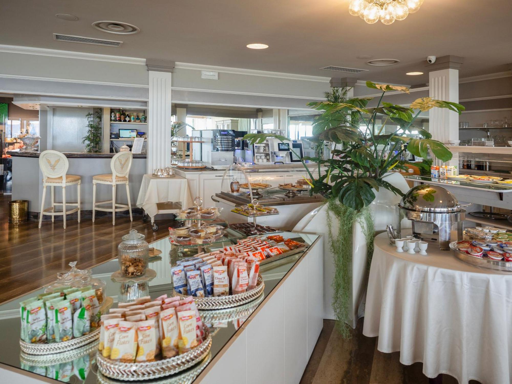 Hotel Aquila D'Oro Desenzano Desenzano del Garda Bagian luar foto