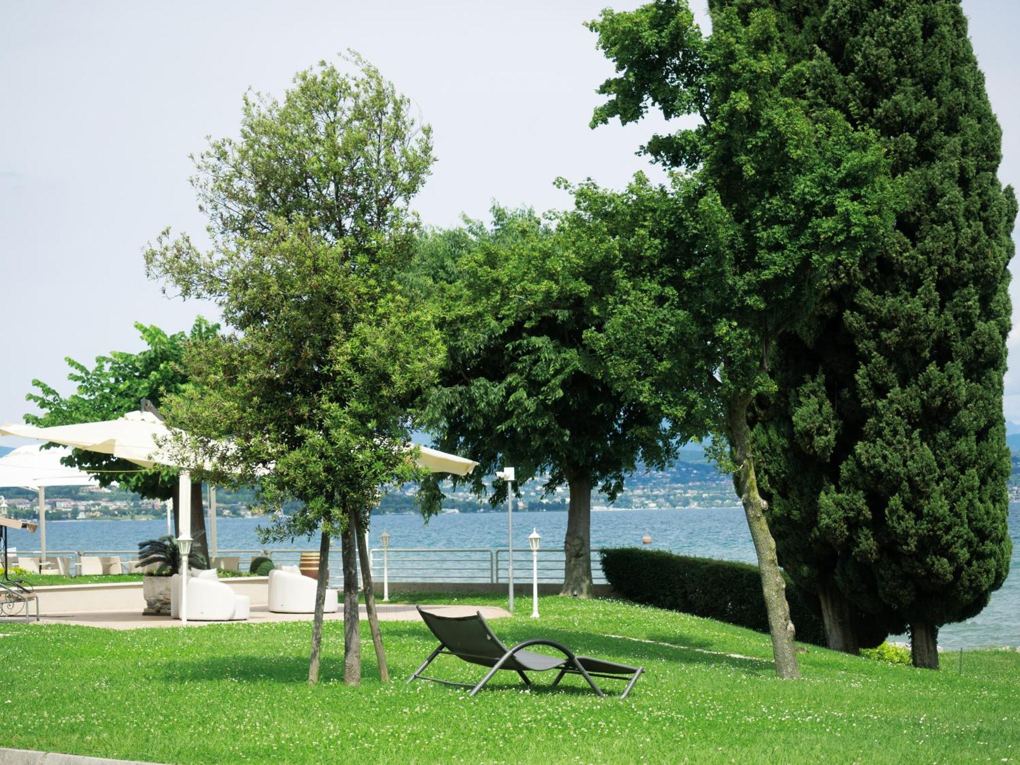 Hotel Aquila D'Oro Desenzano Desenzano del Garda Bagian luar foto