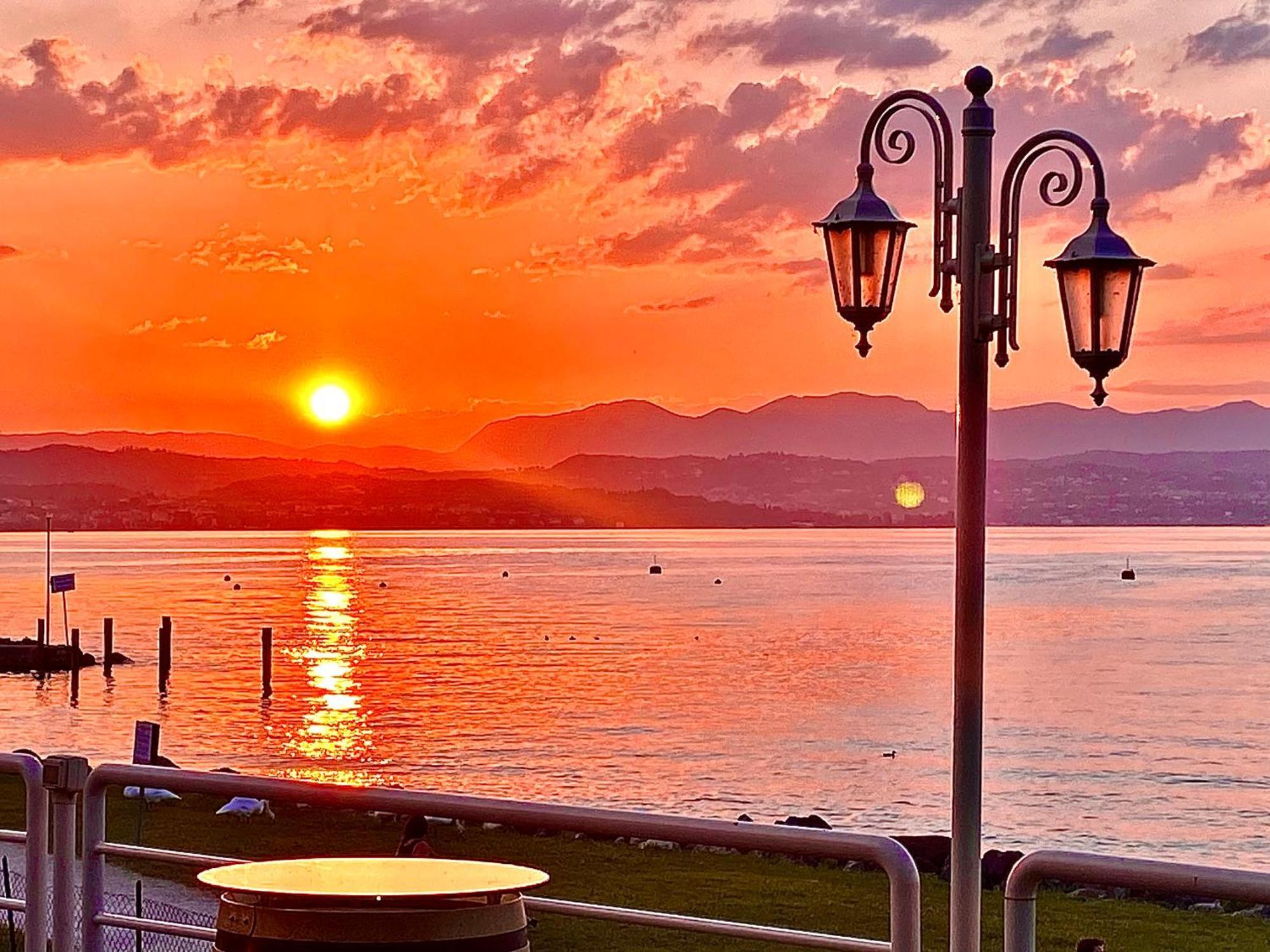 Hotel Aquila D'Oro Desenzano Desenzano del Garda Bagian luar foto