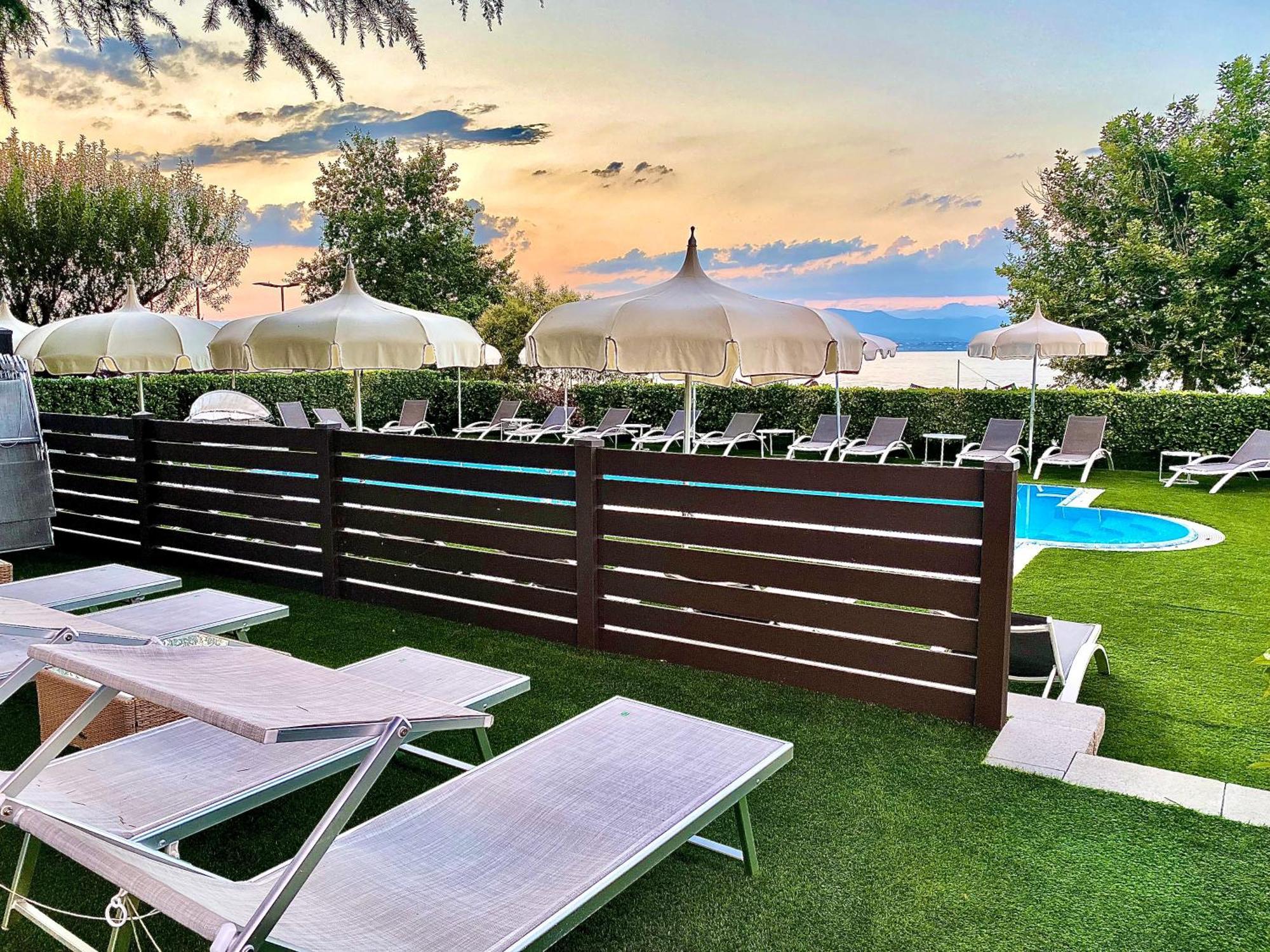 Hotel Aquila D'Oro Desenzano Desenzano del Garda Bagian luar foto