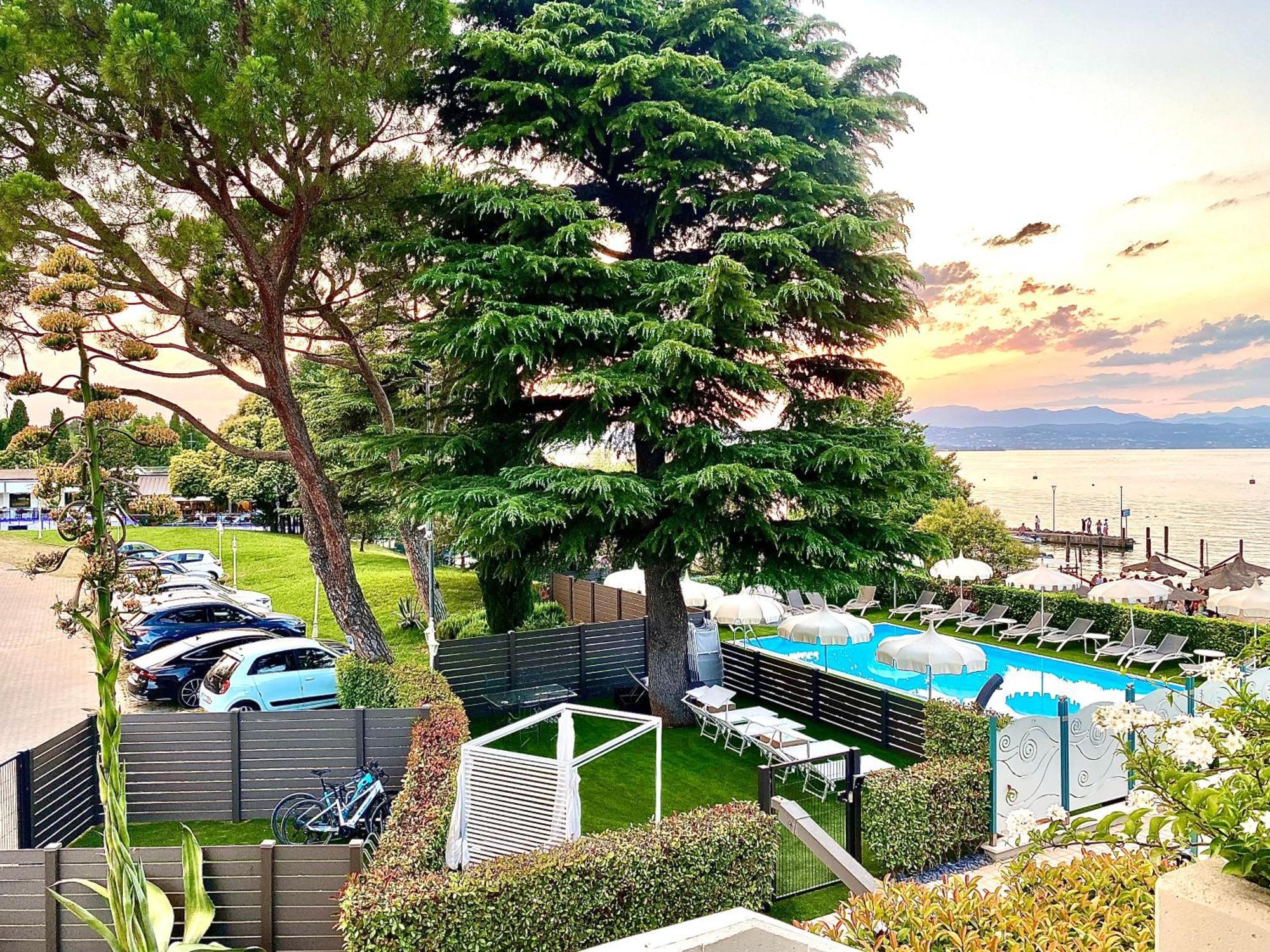 Hotel Aquila D'Oro Desenzano Desenzano del Garda Bagian luar foto