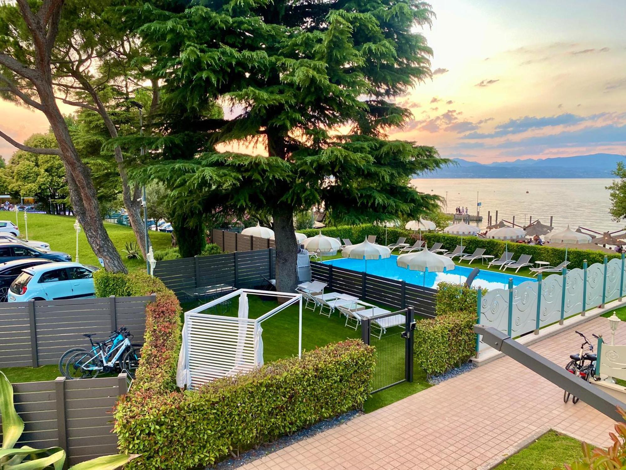 Hotel Aquila D'Oro Desenzano Desenzano del Garda Bagian luar foto