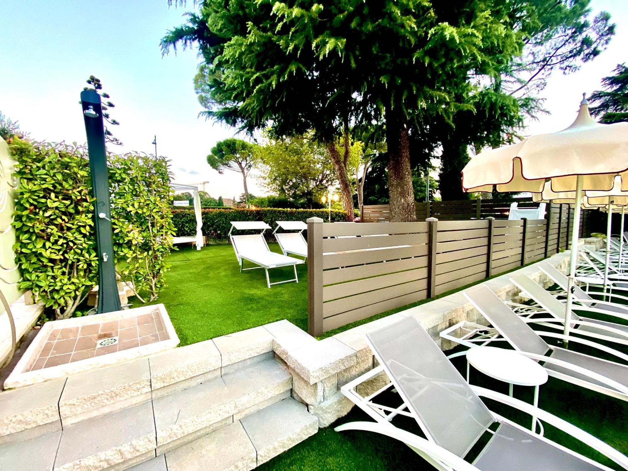 Hotel Aquila D'Oro Desenzano Desenzano del Garda Bagian luar foto