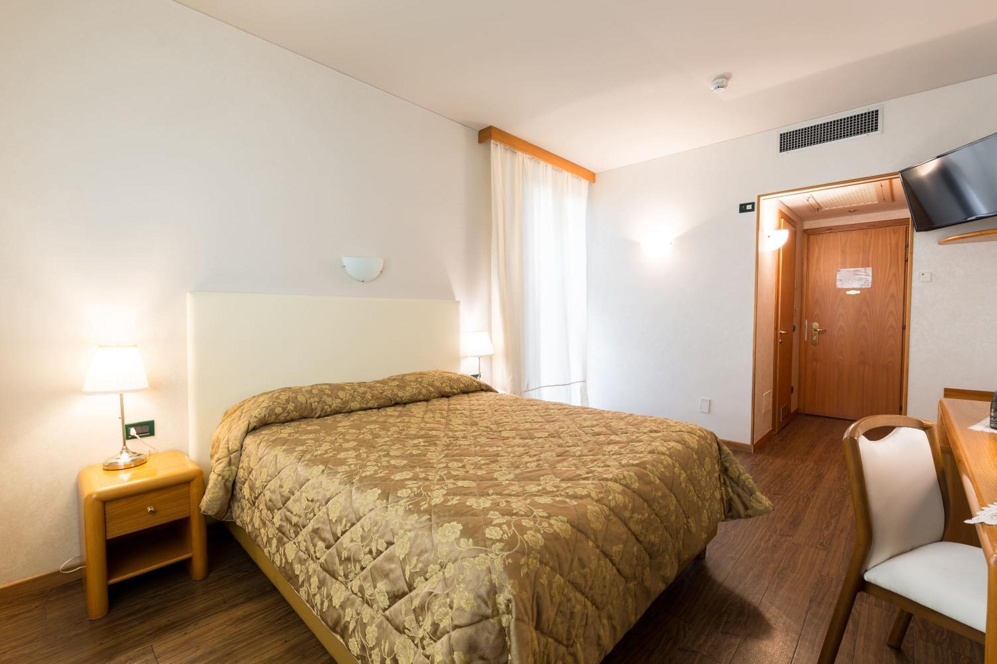 Hotel Aquila D'Oro Desenzano Desenzano del Garda Bagian luar foto