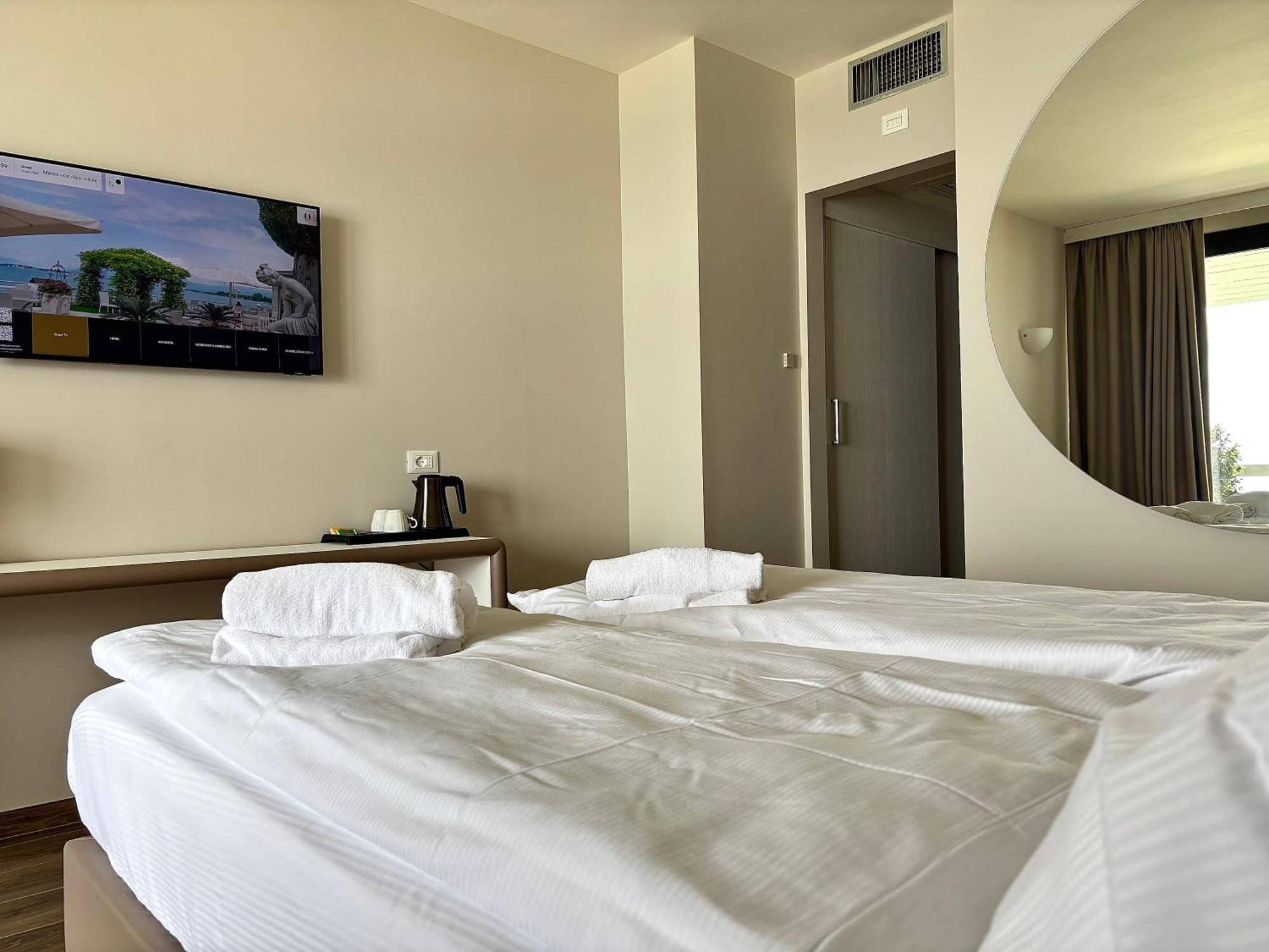 Hotel Aquila D'Oro Desenzano Desenzano del Garda Bagian luar foto