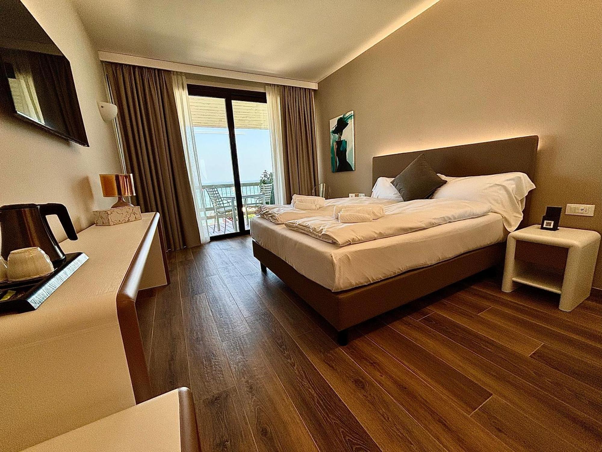 Hotel Aquila D'Oro Desenzano Desenzano del Garda Bagian luar foto