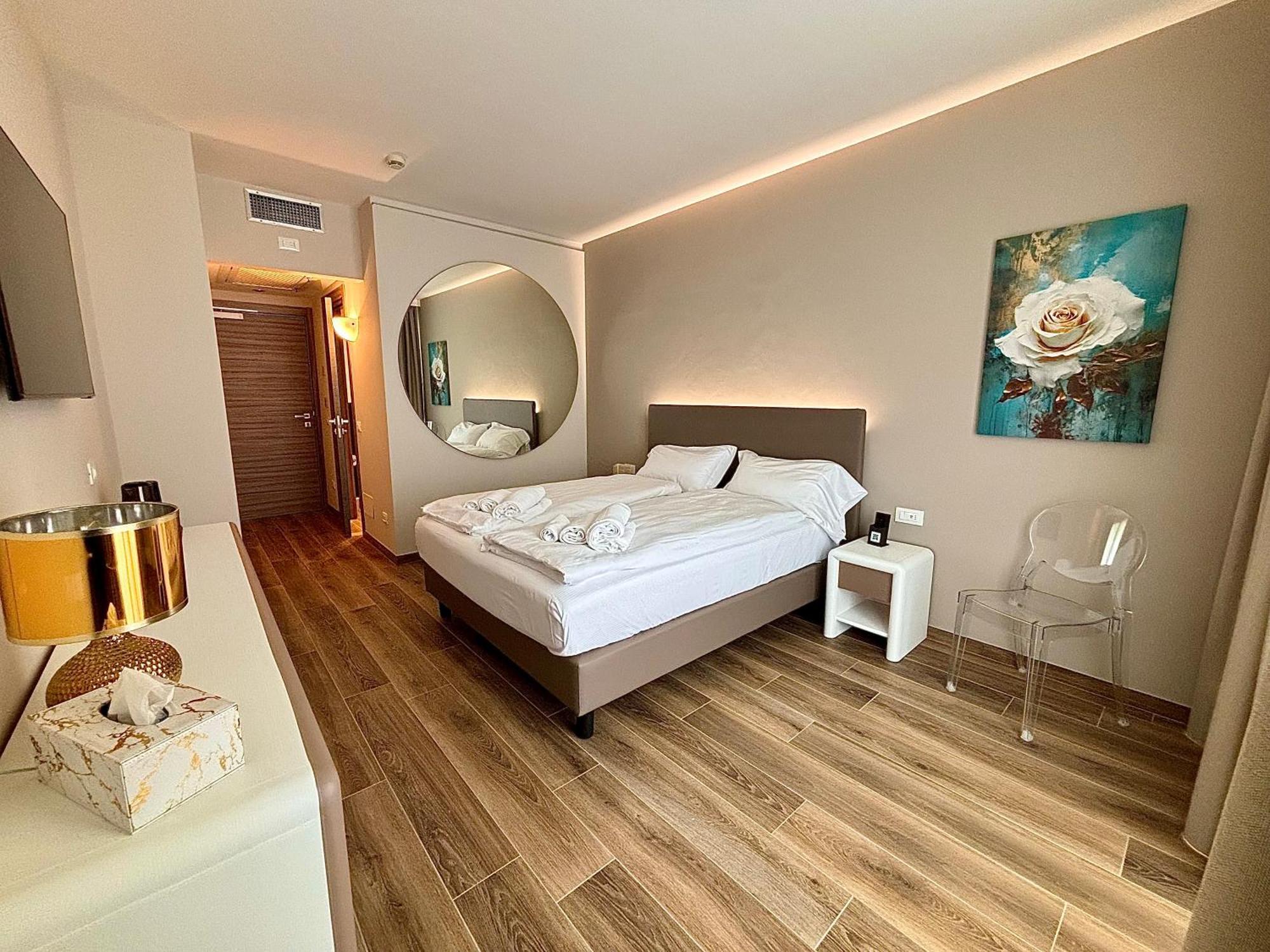Hotel Aquila D'Oro Desenzano Desenzano del Garda Bagian luar foto
